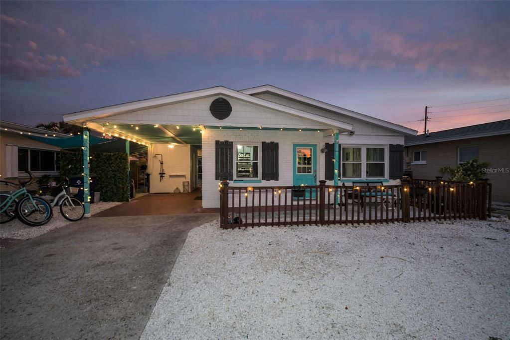 For Sale: $810,000 (2 beds, 2 baths, 888 Square Feet)