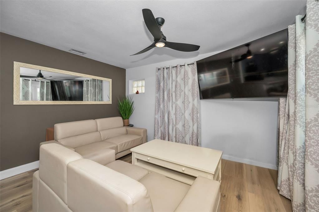 For Sale: $810,000 (2 beds, 2 baths, 888 Square Feet)