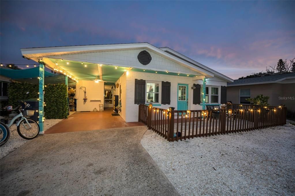 For Sale: $810,000 (2 beds, 2 baths, 888 Square Feet)