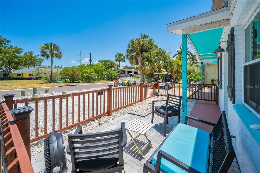 For Sale: $810,000 (2 beds, 2 baths, 888 Square Feet)