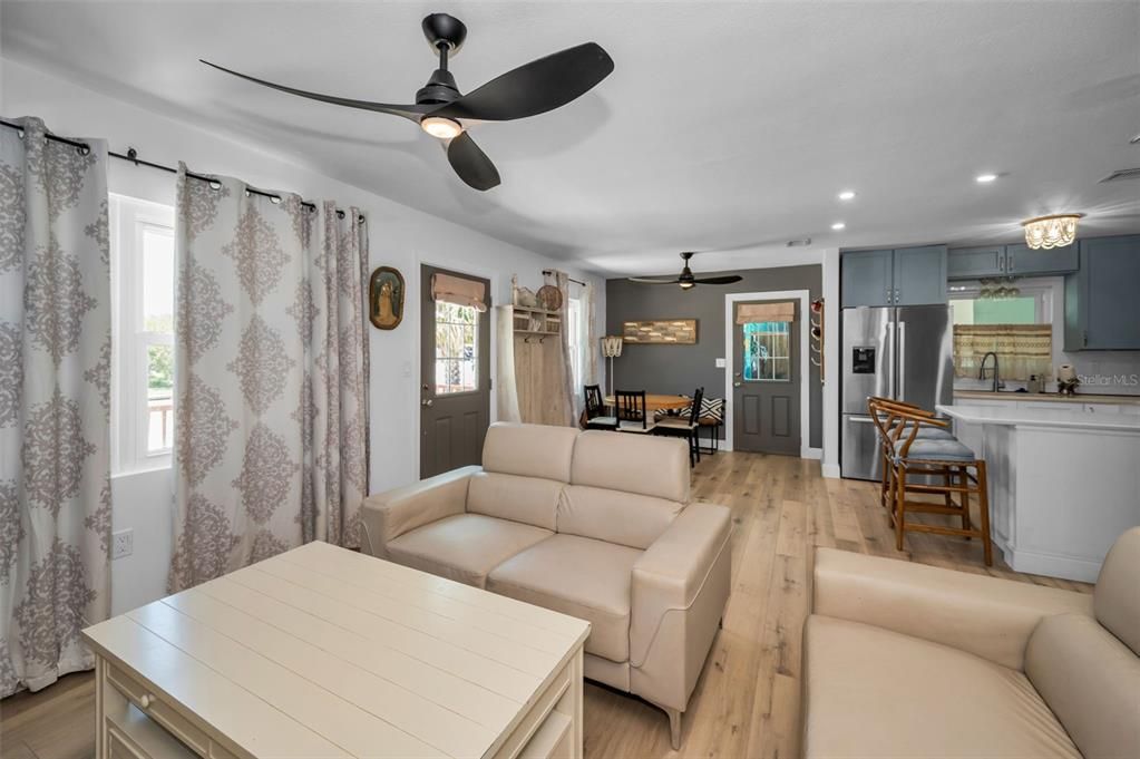 For Sale: $810,000 (2 beds, 2 baths, 888 Square Feet)