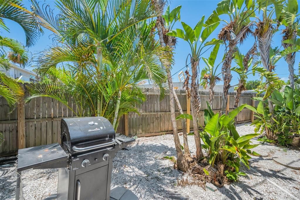 For Sale: $810,000 (2 beds, 2 baths, 888 Square Feet)