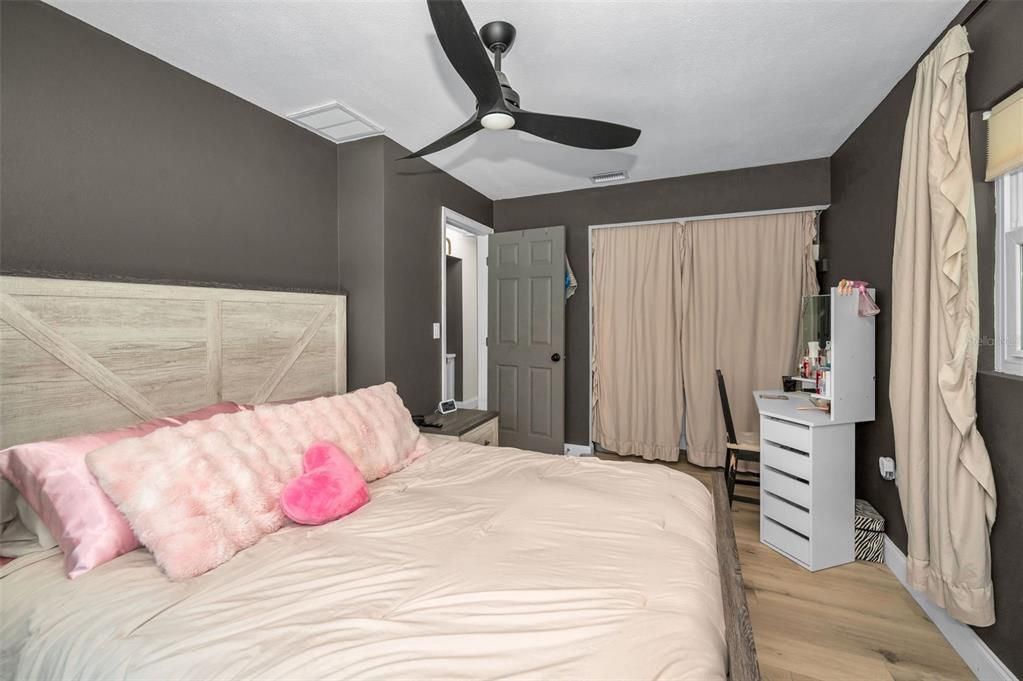 For Sale: $810,000 (2 beds, 2 baths, 888 Square Feet)