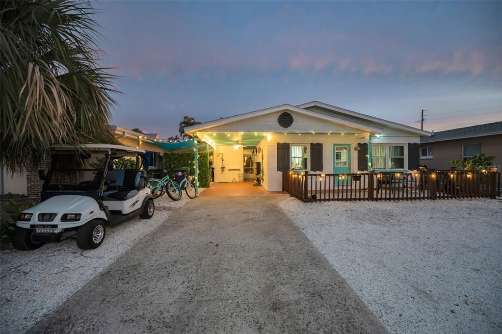 For Sale: $810,000 (2 beds, 2 baths, 888 Square Feet)