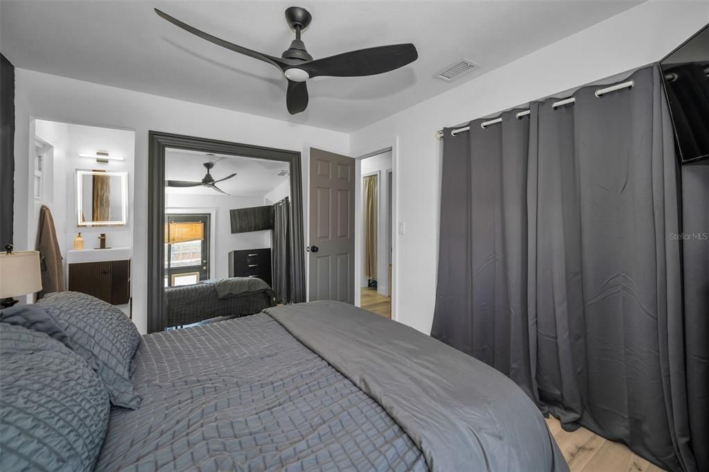 For Sale: $810,000 (2 beds, 2 baths, 888 Square Feet)