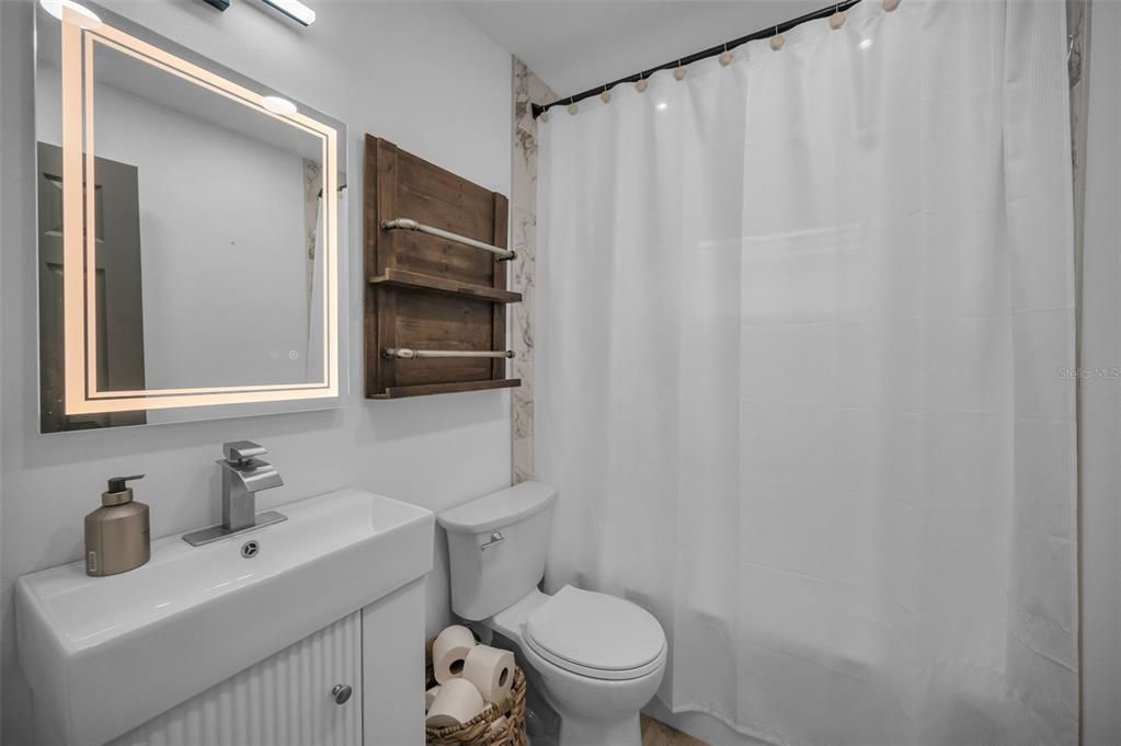 For Sale: $810,000 (2 beds, 2 baths, 888 Square Feet)