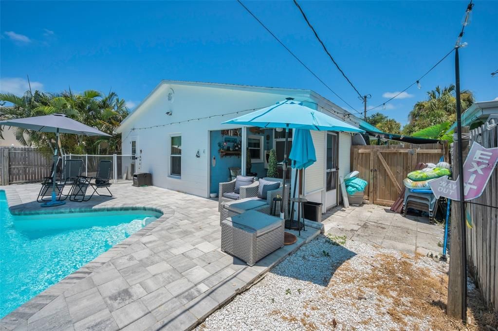 For Sale: $810,000 (2 beds, 2 baths, 888 Square Feet)