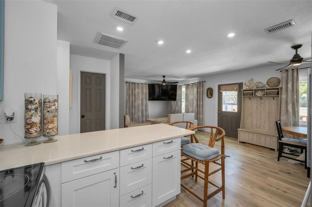 For Sale: $810,000 (2 beds, 2 baths, 888 Square Feet)