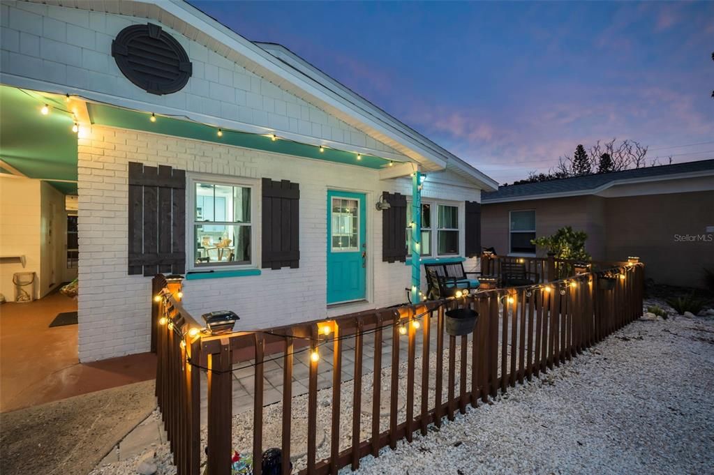 For Sale: $810,000 (2 beds, 2 baths, 888 Square Feet)