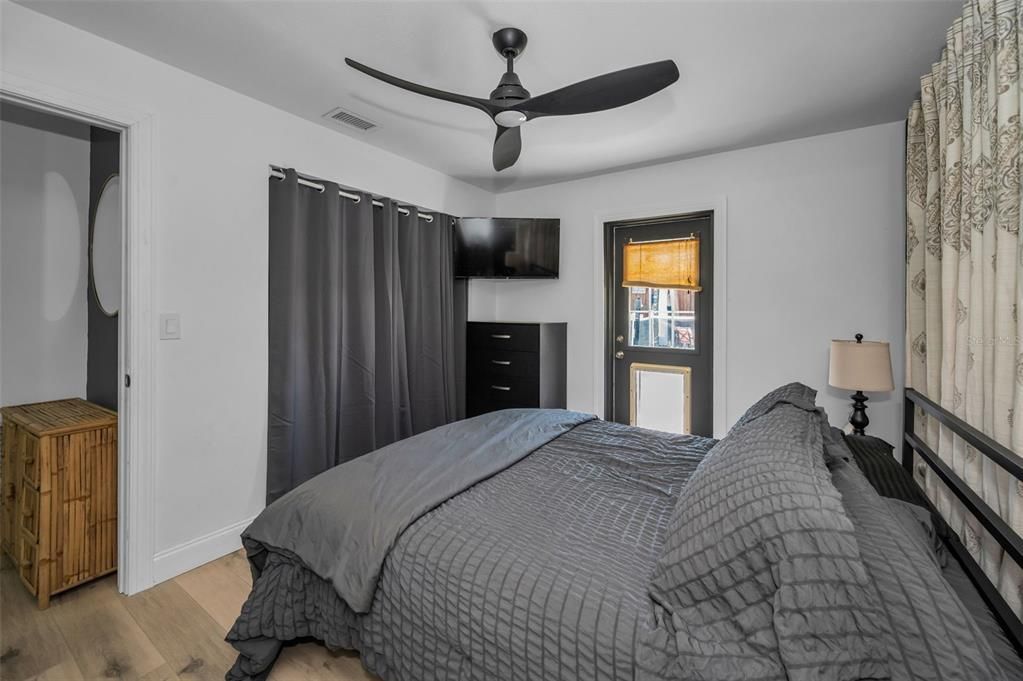 For Sale: $810,000 (2 beds, 2 baths, 888 Square Feet)