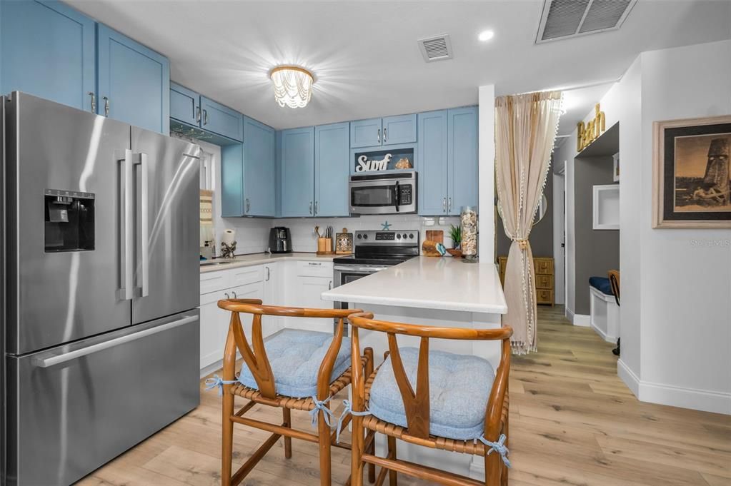 For Sale: $810,000 (2 beds, 2 baths, 888 Square Feet)