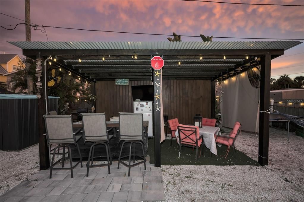 For Sale: $810,000 (2 beds, 2 baths, 888 Square Feet)