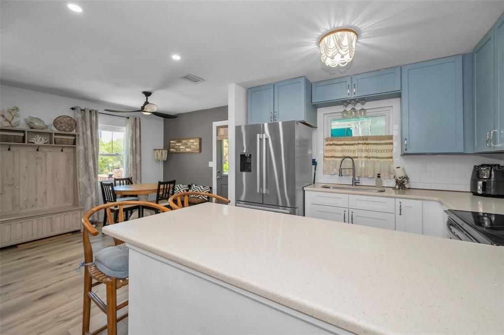 For Sale: $810,000 (2 beds, 2 baths, 888 Square Feet)