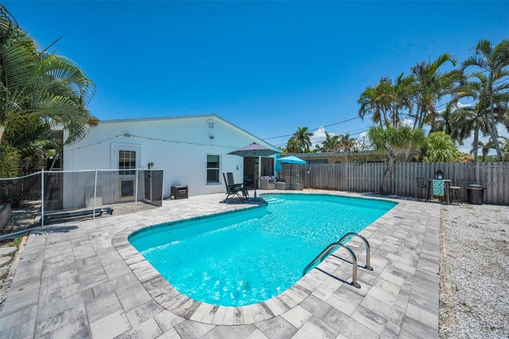 For Sale: $810,000 (2 beds, 2 baths, 888 Square Feet)