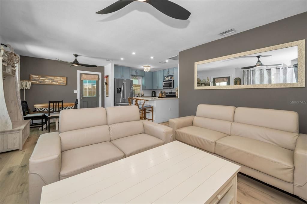 For Sale: $810,000 (2 beds, 2 baths, 888 Square Feet)