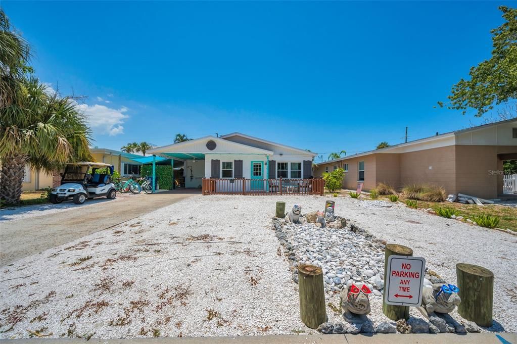 For Sale: $810,000 (2 beds, 2 baths, 888 Square Feet)