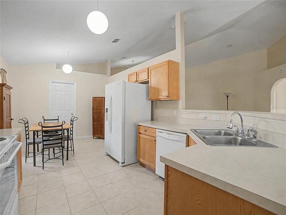 На продажу: $295,000 (4 спален, 2 ванн, 2010 Квадратных фут)