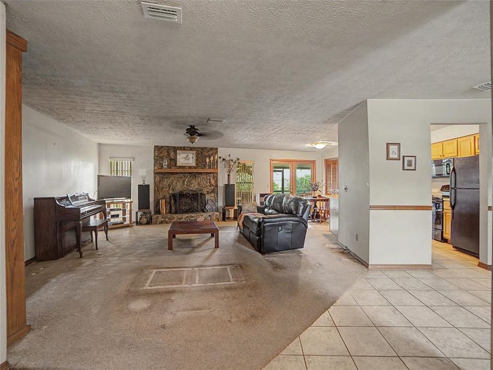 For Sale: $375,000 (3 beds, 2 baths, 1763 Square Feet)