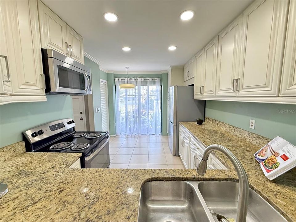 For Sale: $199,900 (2 beds, 2 baths, 1135 Square Feet)