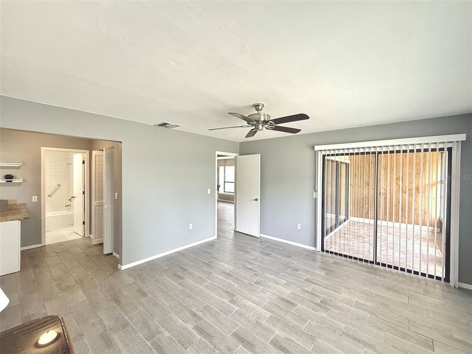 For Sale: $199,900 (2 beds, 2 baths, 1135 Square Feet)