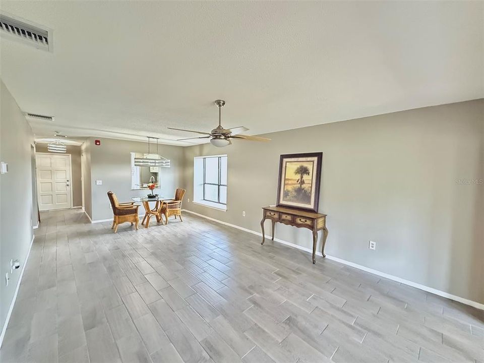 For Sale: $199,900 (2 beds, 2 baths, 1135 Square Feet)