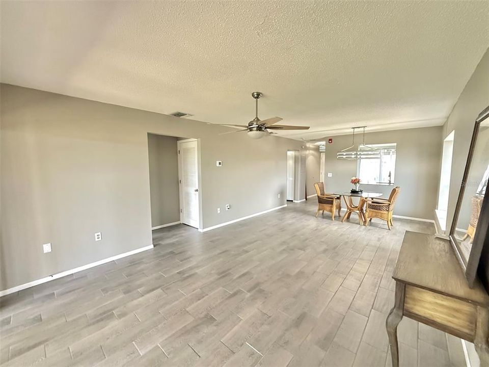 For Sale: $199,900 (2 beds, 2 baths, 1135 Square Feet)