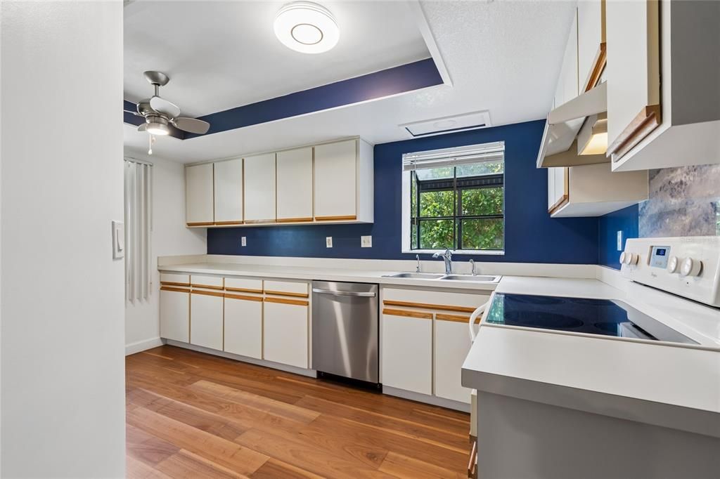 待售: $242,000 (2 贝兹, 2 浴室, 1210 平方英尺)