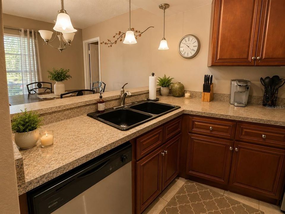 На продажу: $158,500 (2 спален, 2 ванн, 912 Квадратных фут)