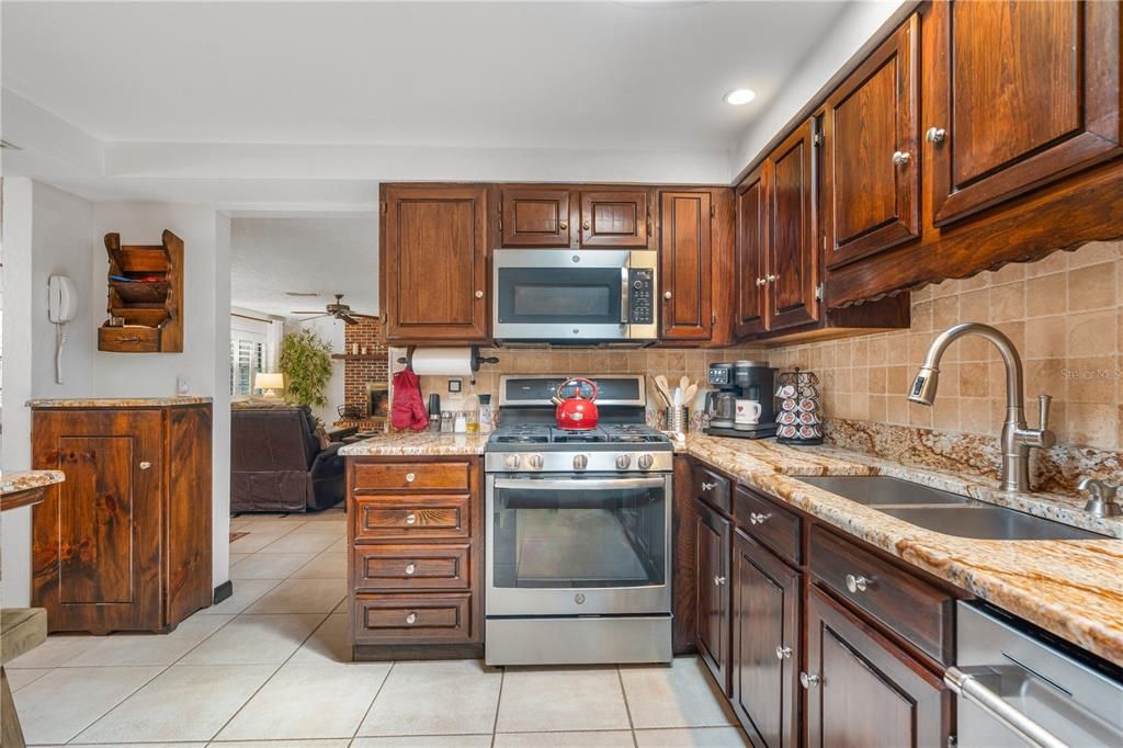 На продажу: $359,900 (3 спален, 2 ванн, 1736 Квадратных фут)