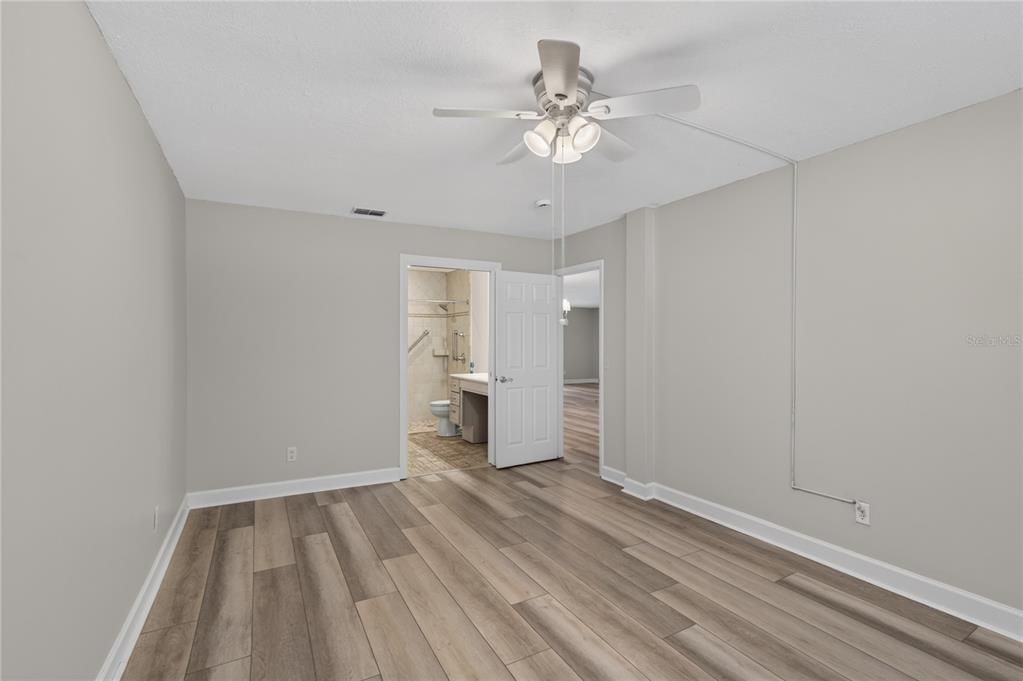 For Sale: $125,000 (2 beds, 2 baths, 1378 Square Feet)