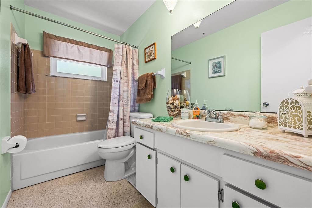 На продажу: $349,900 (3 спален, 2 ванн, 1185 Квадратных фут)