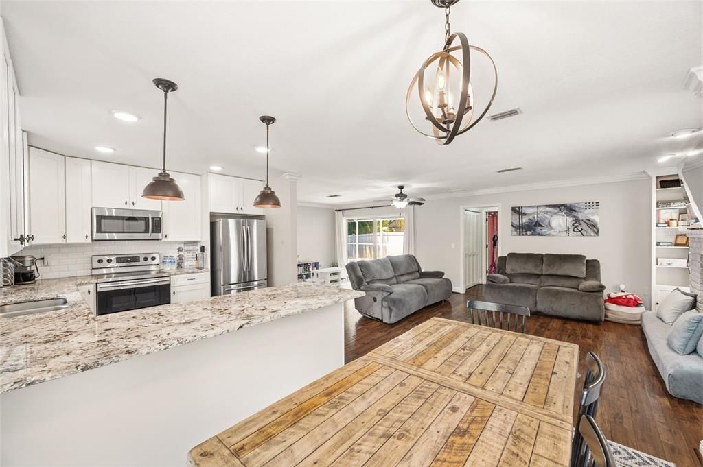 For Sale: $419,900 (2 beds, 2 baths, 1423 Square Feet)
