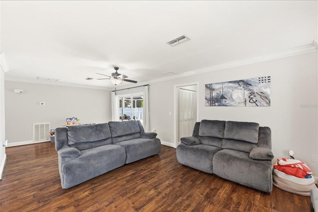 For Sale: $419,900 (2 beds, 2 baths, 1423 Square Feet)