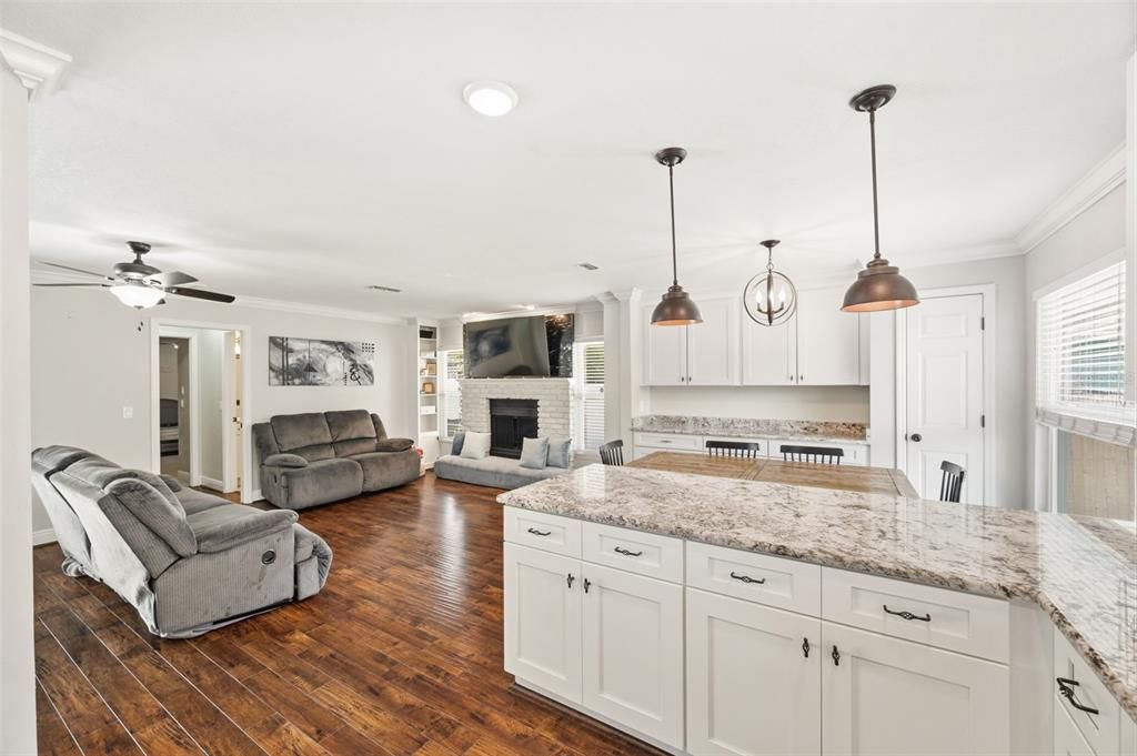 For Sale: $419,900 (2 beds, 2 baths, 1423 Square Feet)