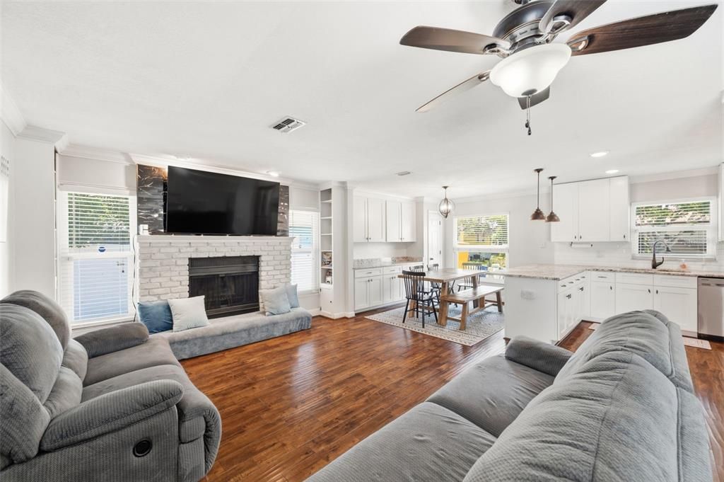 For Sale: $419,900 (2 beds, 2 baths, 1423 Square Feet)