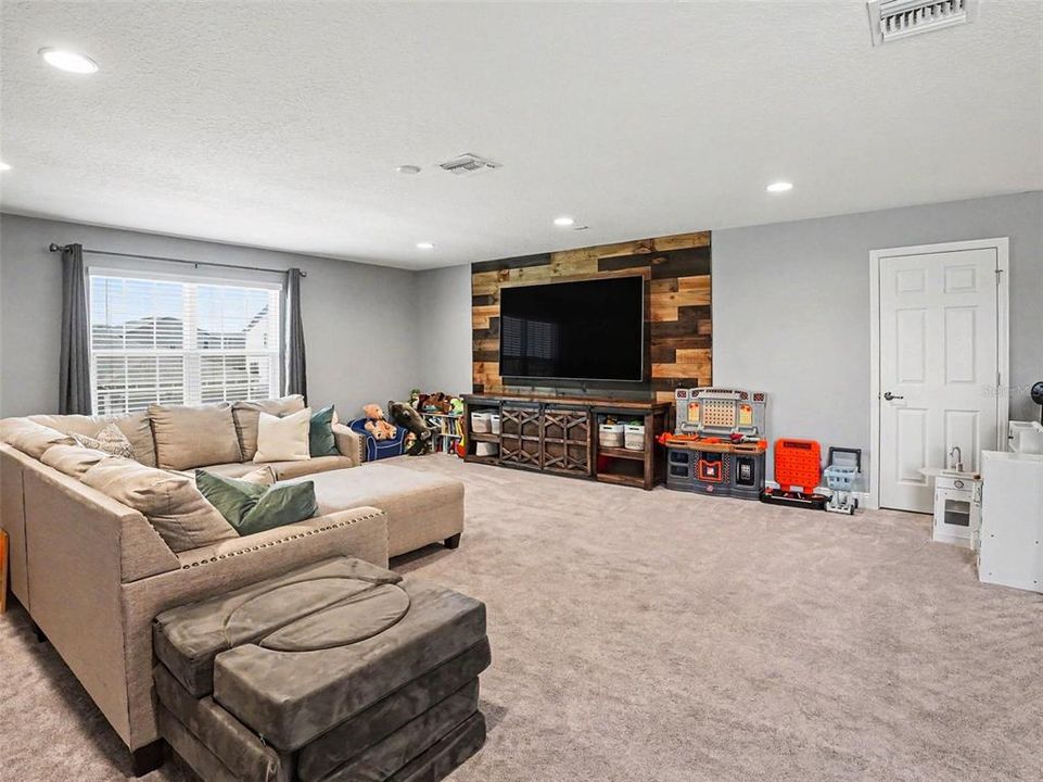 For Sale: $869,995 (6 beds, 4 baths, 4583 Square Feet)