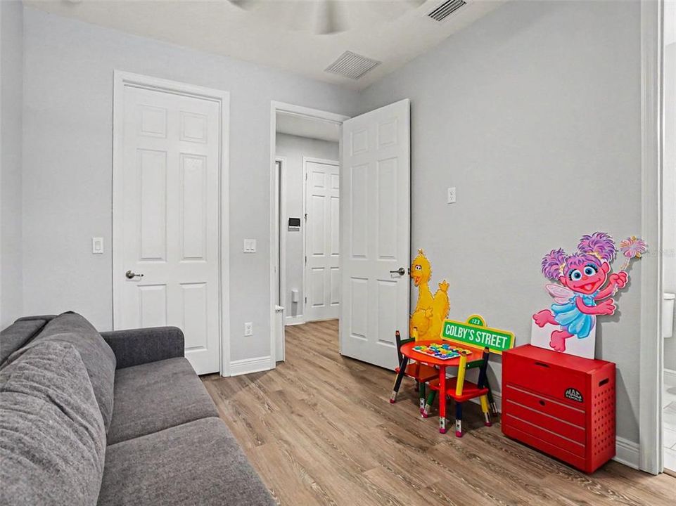 For Sale: $869,995 (6 beds, 4 baths, 4583 Square Feet)
