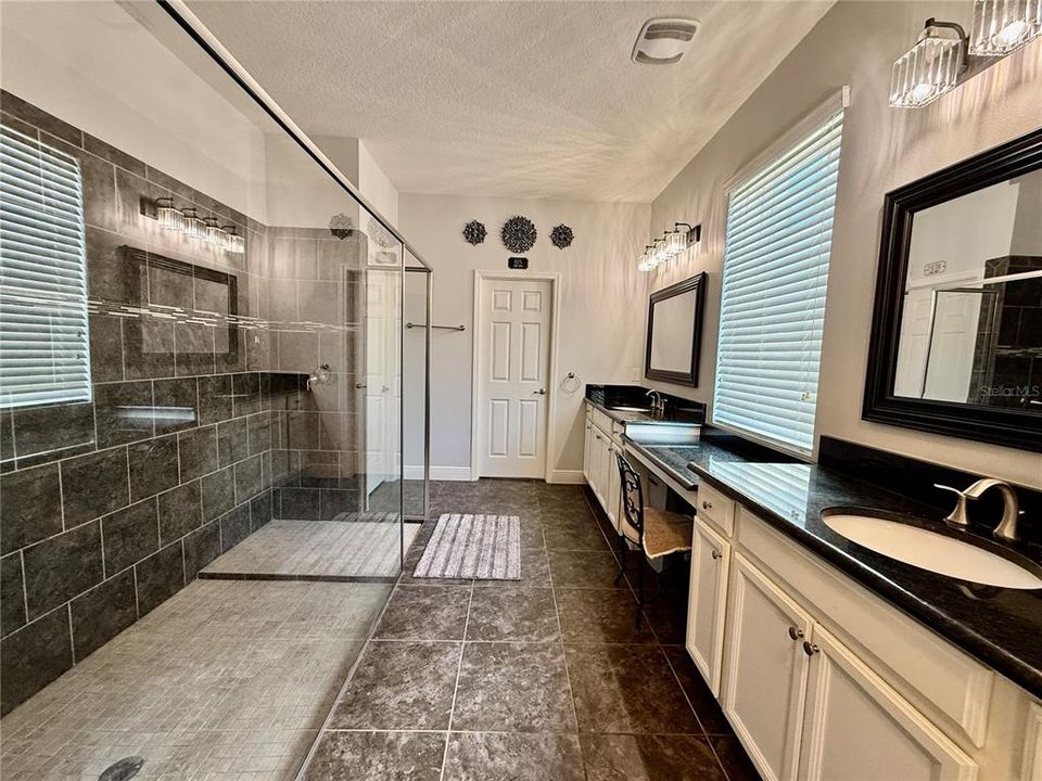 : $949,999 (5 спален, 3 ванн, 4053 Квадратных фут)