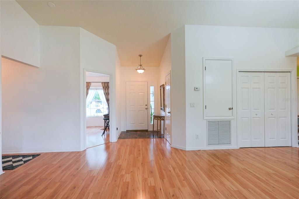 Activo con contrato: $304,900 (3 camas, 2 baños, 1307 Pies cuadrados)