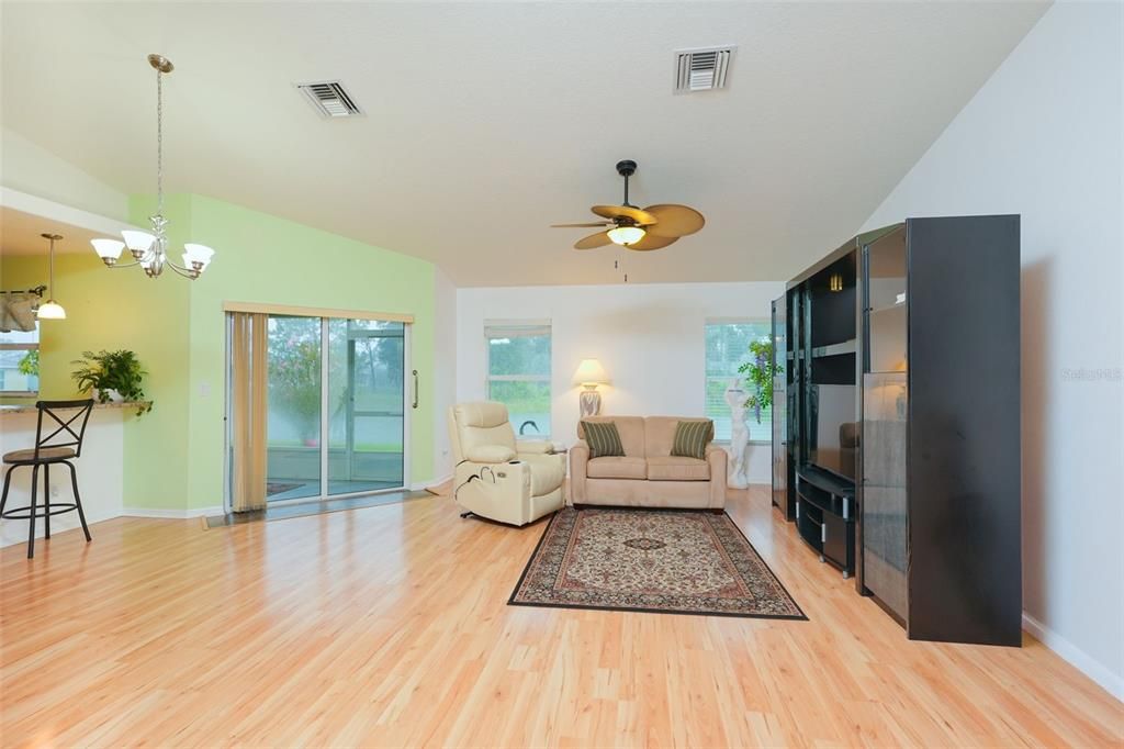 Activo con contrato: $304,900 (3 camas, 2 baños, 1307 Pies cuadrados)