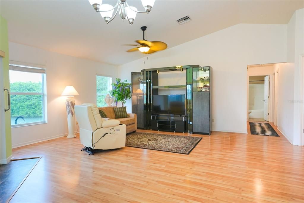 Activo con contrato: $304,900 (3 camas, 2 baños, 1307 Pies cuadrados)