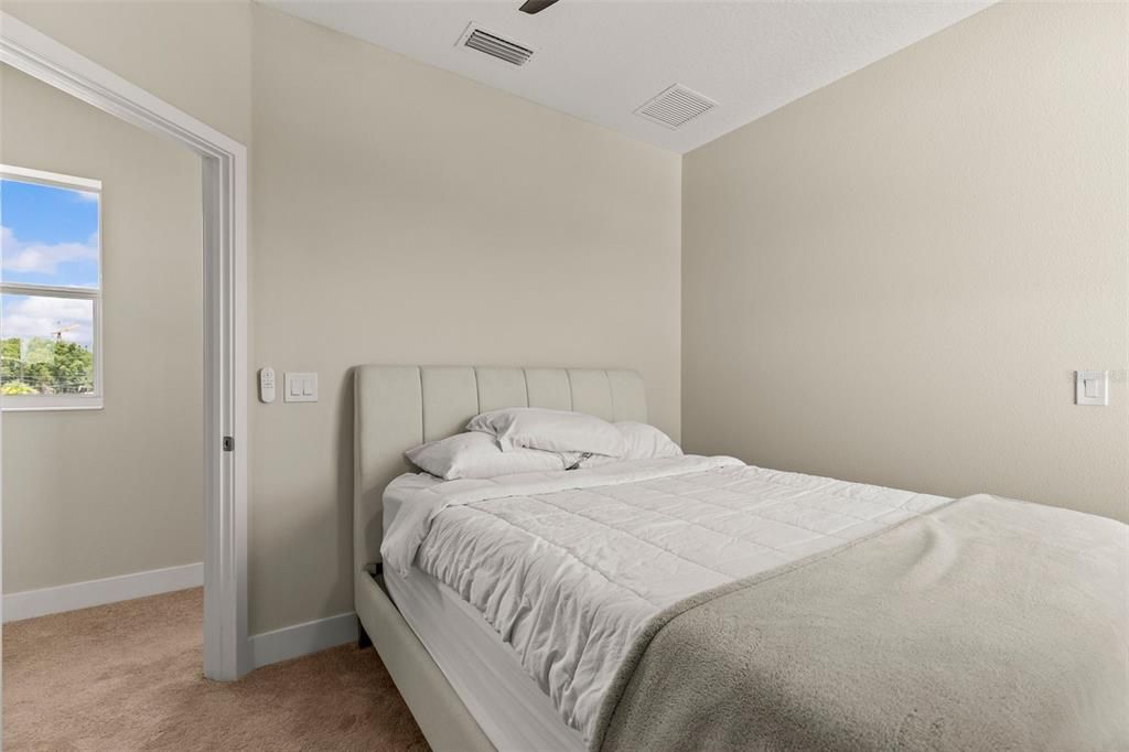 В аренду: $3,400 (3 спален, 3 ванн, 1446 Квадратных фут)
