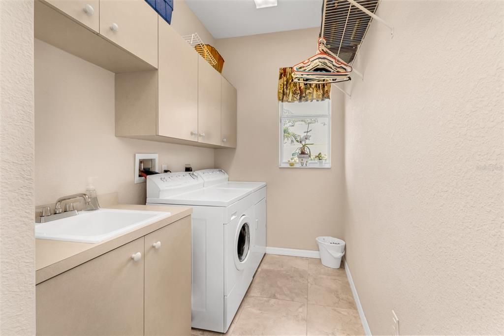 En Venta: $449,900 (3 camas, 2 baños, 2165 Pies cuadrados)