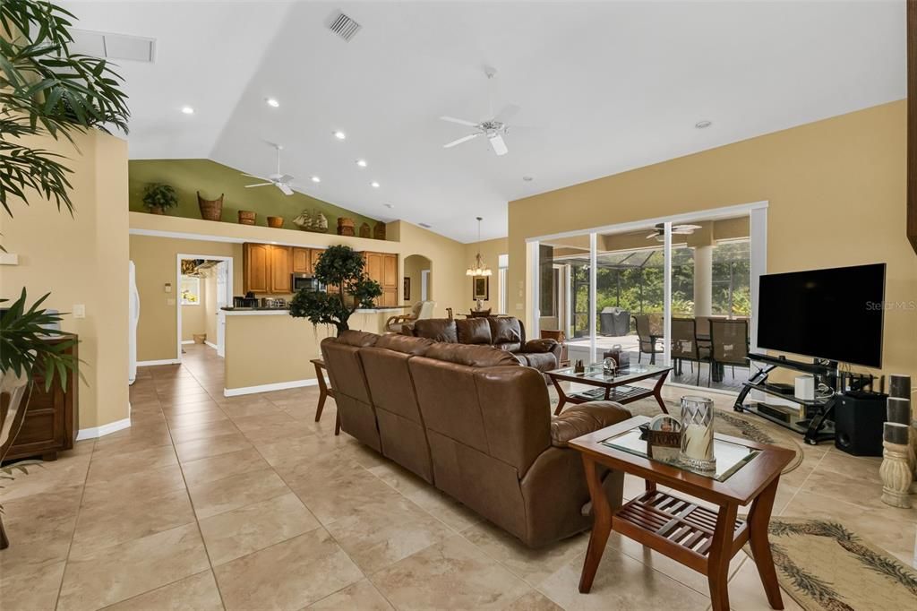 En Venta: $449,900 (3 camas, 2 baños, 2165 Pies cuadrados)