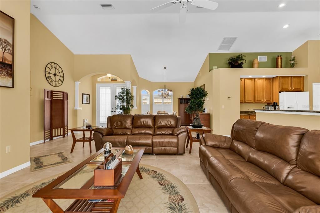 En Venta: $449,900 (3 camas, 2 baños, 2165 Pies cuadrados)
