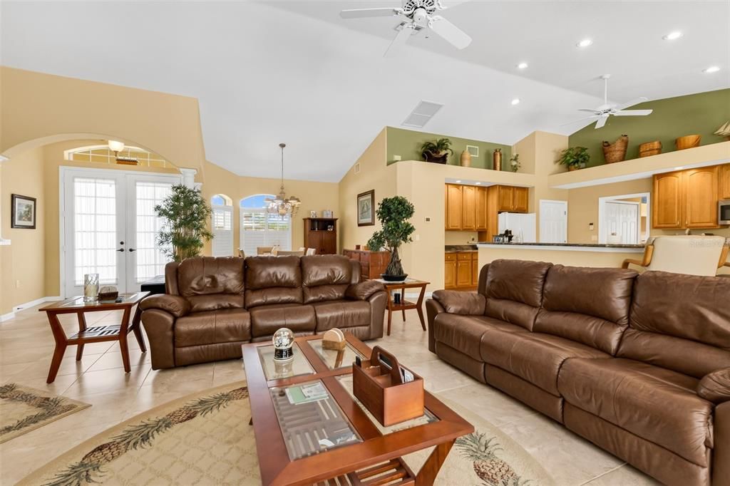 En Venta: $449,900 (3 camas, 2 baños, 2165 Pies cuadrados)