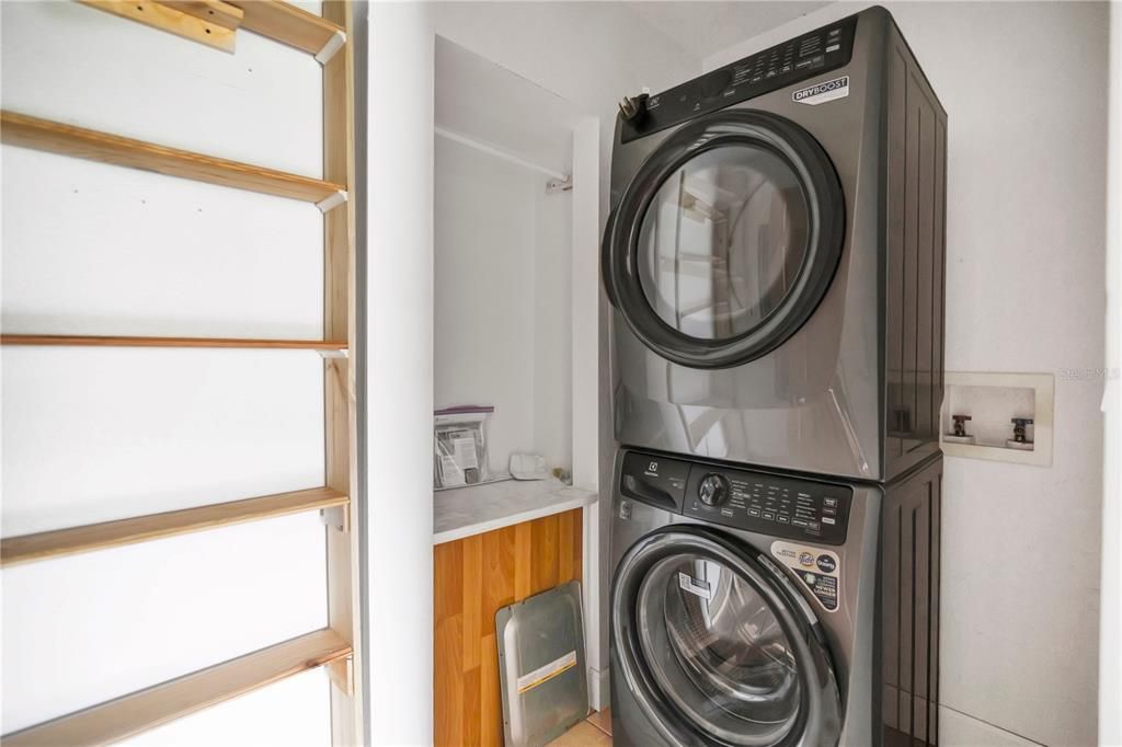 For Sale: $400,000 (3 beds, 3 baths, 1932 Square Feet)