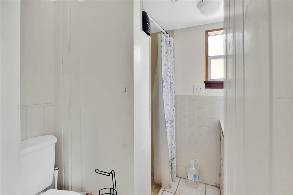 For Sale: $400,000 (3 beds, 3 baths, 1932 Square Feet)