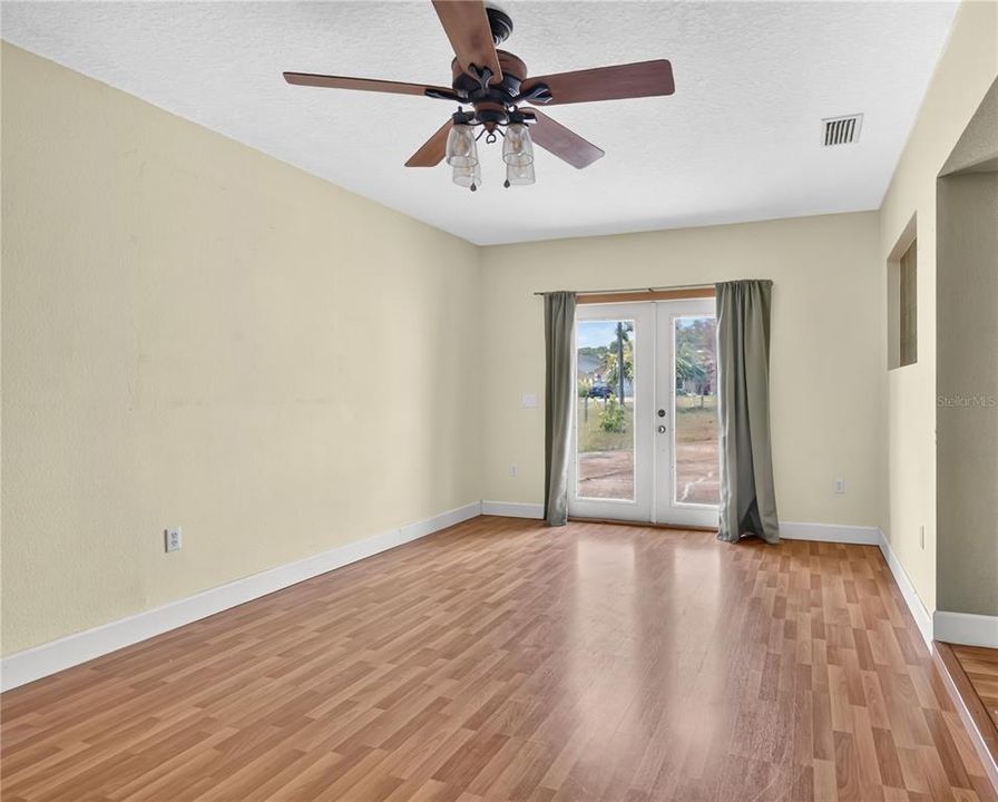 For Sale: $400,000 (3 beds, 3 baths, 1932 Square Feet)