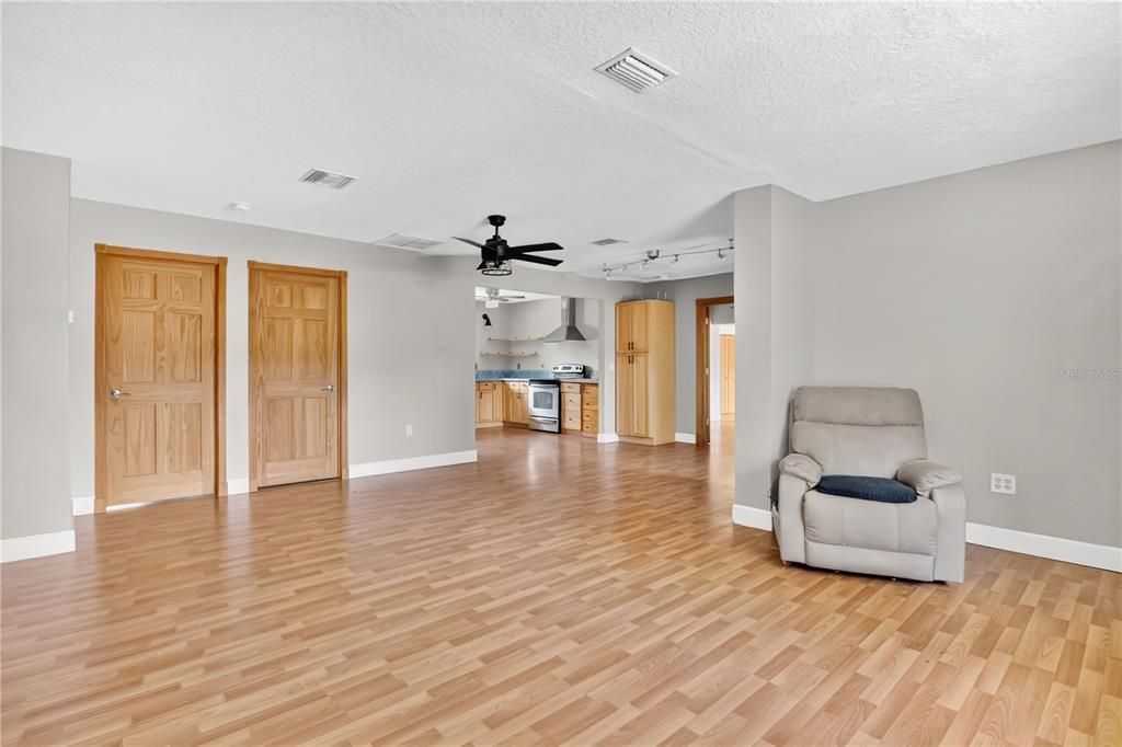 For Sale: $400,000 (3 beds, 3 baths, 1932 Square Feet)